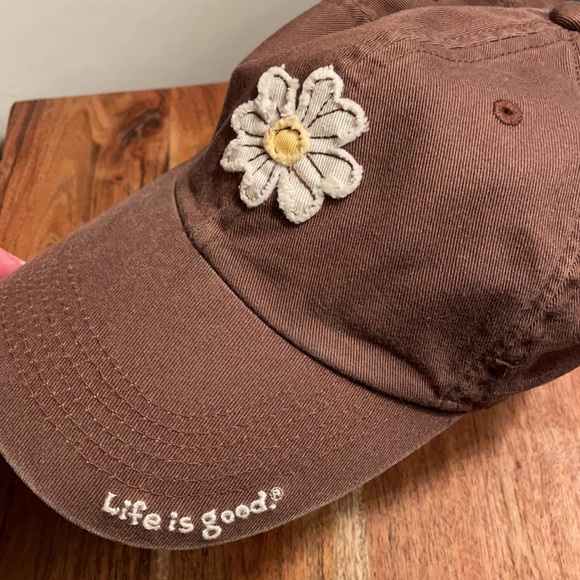 Life Is Good Accessories - Life Is Good Daisy Appliqué Women’s Baseball Cap